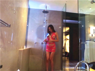 果哥出品-尹菲粉裙洗澡，水滴滑落胸口