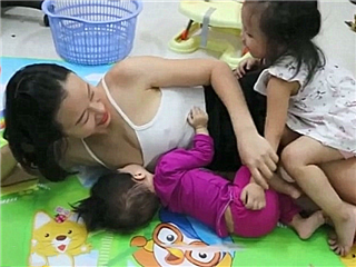 美女妈妈和两个孩子的喂奶日常