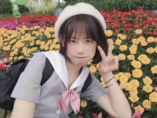 【首发】超萌福利姬【月野兔】首次抠穴特写私拍