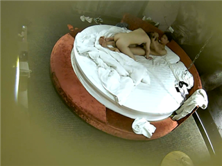 小圆床上的激情男女