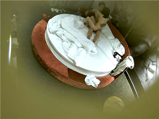 小圆床上的激情男女