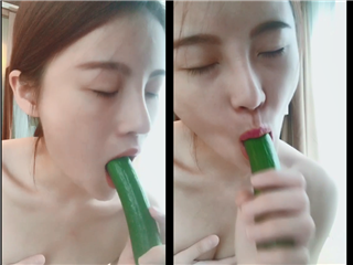 白嫩美女吃个黄瓜，嘎崩脆