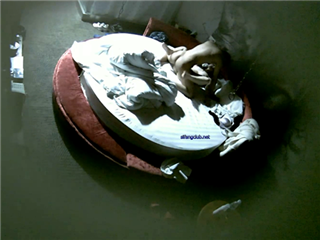 情侣之间为爱鼓掌