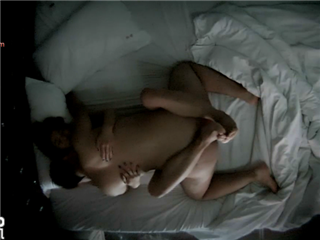 情侣开房间，太暗还拿手机照灯