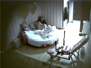 偷拍闺房情趣，睡一半挖起来啪啪