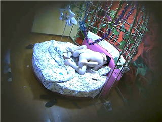 两情侣靠一起，摸一摸就想要爱爱了