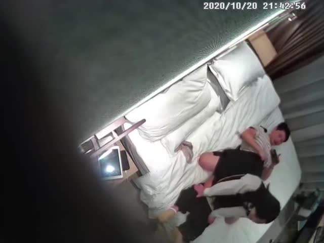 酒店偷拍学生情侣开房,身材高挑!长得很标致的学生妹居然还穿着校服制服来约会