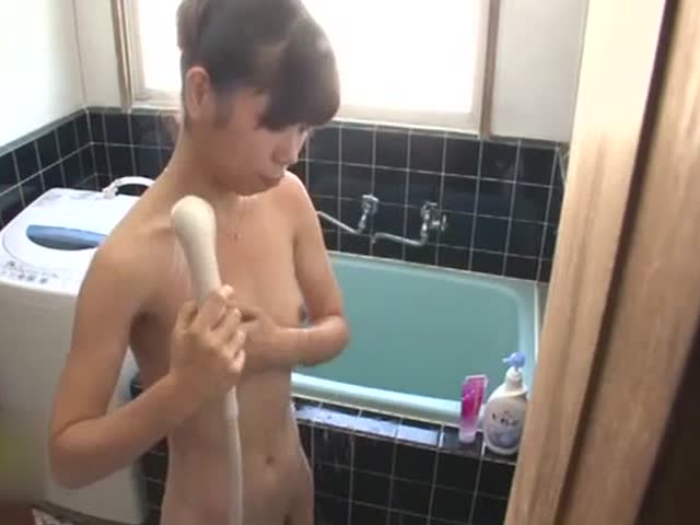 偷拍美女浴室洗澡