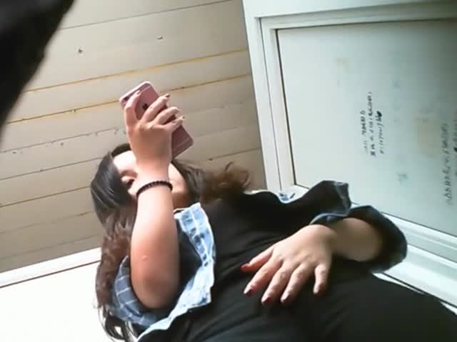 校园坑神潜入某高校女卫多视角偸拍