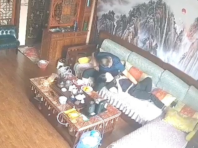 摄像头泄密 御姐在家寂寞自己摸逼 肥汉子女友身材很好 拉下铁门开始啪啪