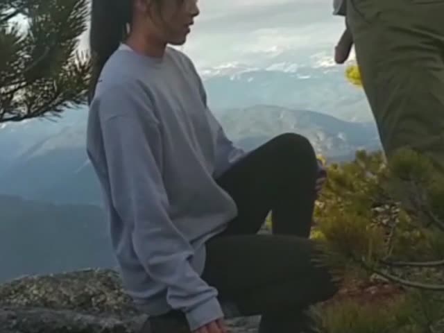 小情侣玩刺激,景区山顶上漂亮美臀翘得老高,让男友后入猛操