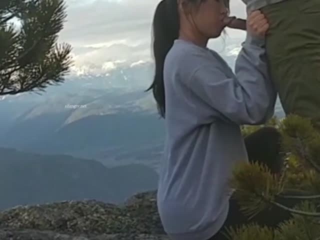 小情侣玩刺激,景区山顶上漂亮美臀翘得老高,让男友后入猛操