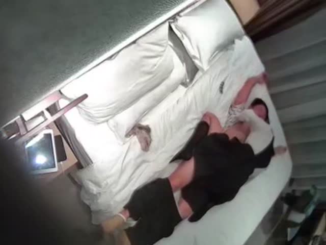 周末酒店偷拍情侣开房,身材高挑