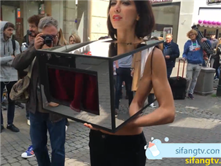 行为艺术家任由路人摸她胸部和下体.全裸逛街.游泳