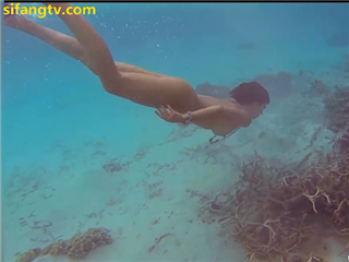 行为艺术家任由路人摸她胸部和下体.全裸逛街.游泳