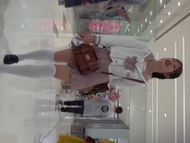 大型商城专挑年轻漂亮妹妹裙底