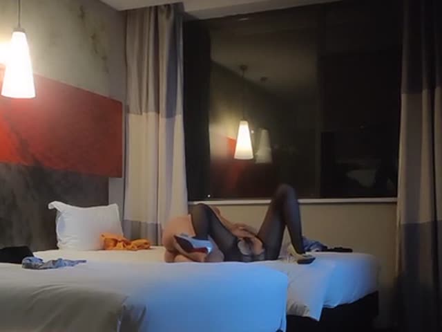 约了个良家少妇,豹纹内衣穿上性感的开档黑丝