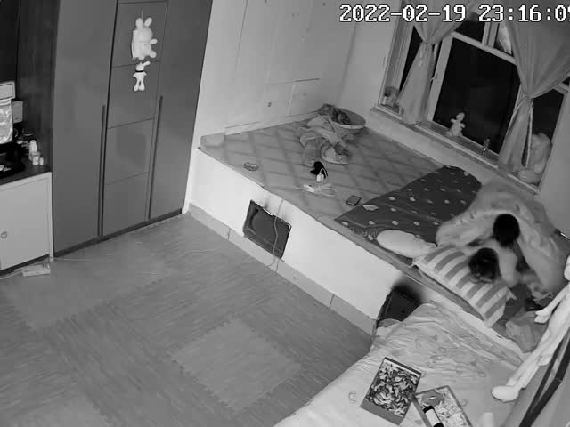 年轻夫妻晚上做爱发现忘记关摄像头