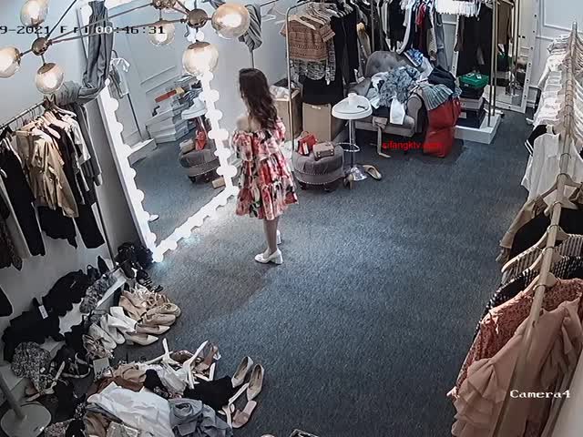 记录风韵犹存气质老板娘日常试穿店内衣服