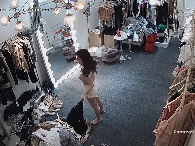 记录风韵犹存气质老板娘日常试穿店内衣服