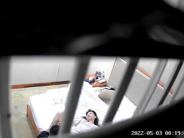 偷拍眼镜反差婊少妇假期约会情人