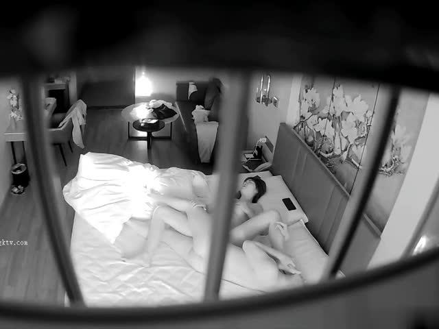 萤石云酒店偷拍两对年轻情侣开房啪啪