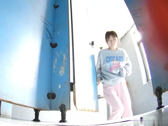 偷拍几个妹子尿尿3穿上风衣尿尿