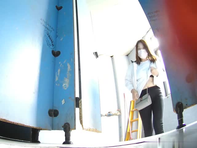 偷拍几个妹子尿尿3穿上风衣尿尿