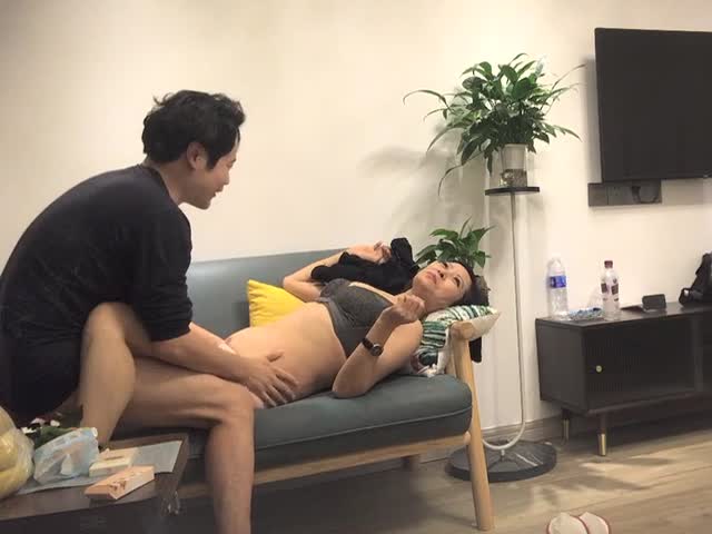 上个刚走短发骚熟继续,撩起衣服吸奶头,很敏感一直叫