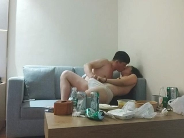 转战床上爆操骚逼 