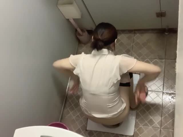 偷拍女同事尿尿