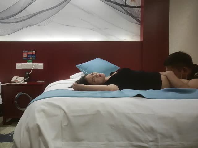 探花小哥酒店约炮整形美容界的白领精英美女,下面毛多性欲强