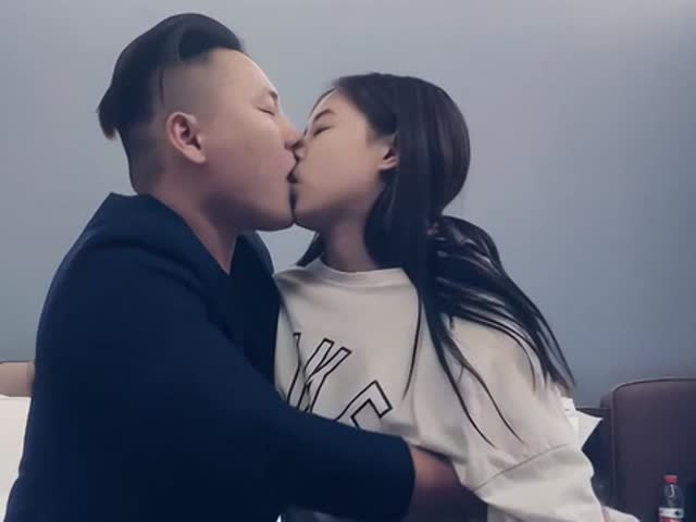 苗条漂亮00后小妹