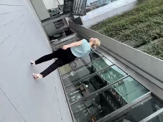 尾随極品粉嫩黃發美女