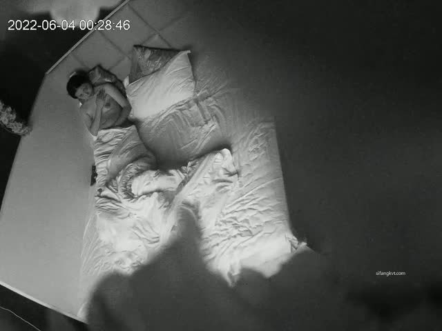 酒店偷拍小哥和颜值长腿女友开房