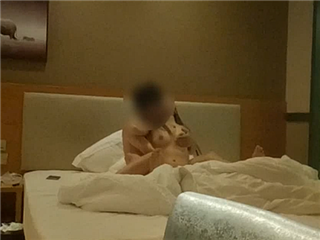 毕业翘臀小女友，边玩边拍