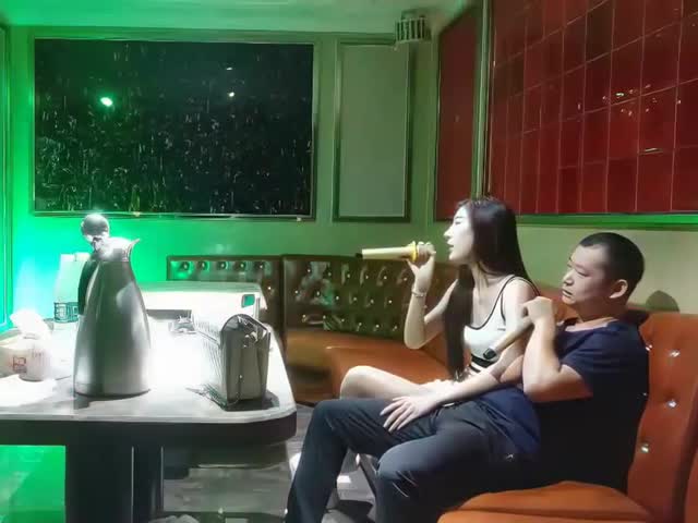 【探花炮哥】，全网商K偷拍独家，选妃一排美女