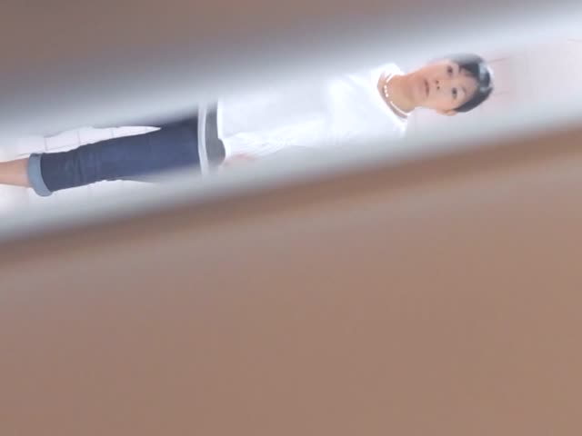 大胆坑神潜入师范大学女卫独占一个坑位连续偸拍