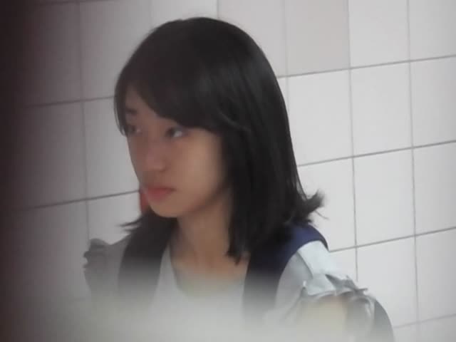 大胆坑神潜入师范大学女卫独占一个坑位连续偸拍