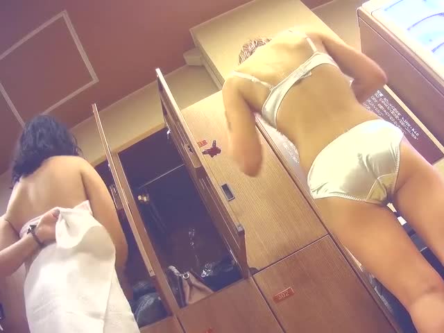温泉洗浴中心女宾换衣间和洗漱间内部真实偸拍