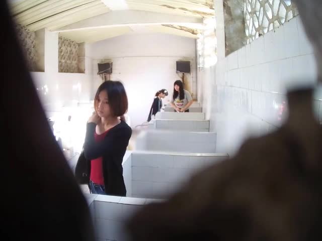 小镇赶大集 来了一群漂亮的美女少妇