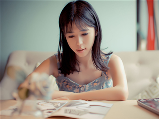 推女郎热门模特艾栗栗与两个纹身男疯狂3P做爱