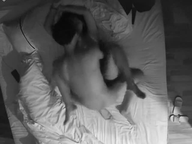 酒店安防摄像头偷拍,️年轻情侣开房妹子帮男友按摩