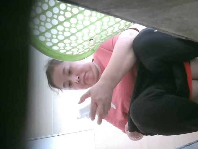 露臉溝廁偷拍美女尿尿