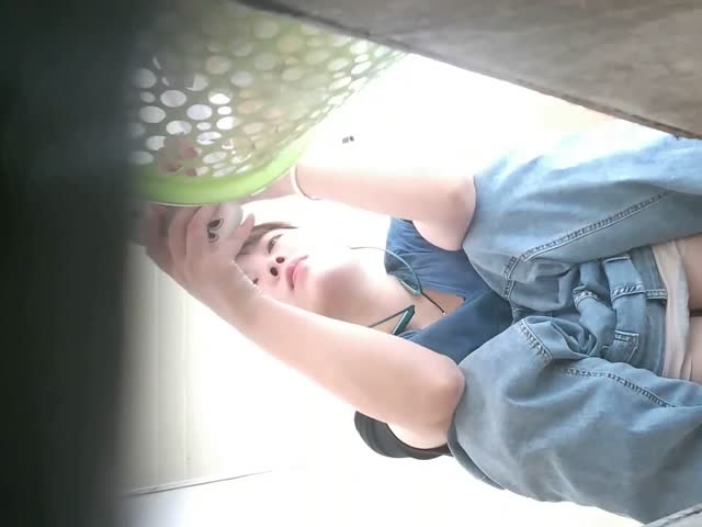 露臉溝廁偷拍美女尿尿