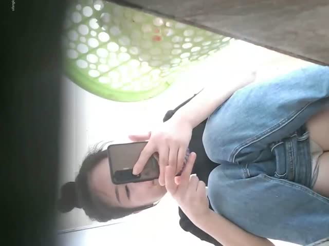 露臉溝廁偷拍美女尿尿