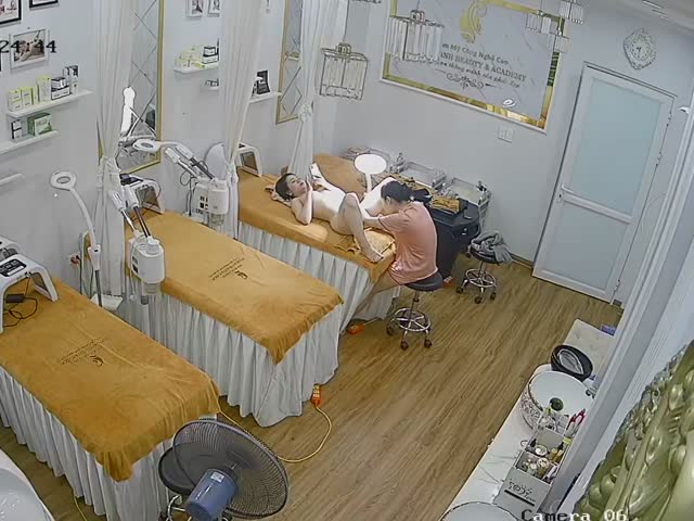 攝像頭偷看女顧客脫光衣