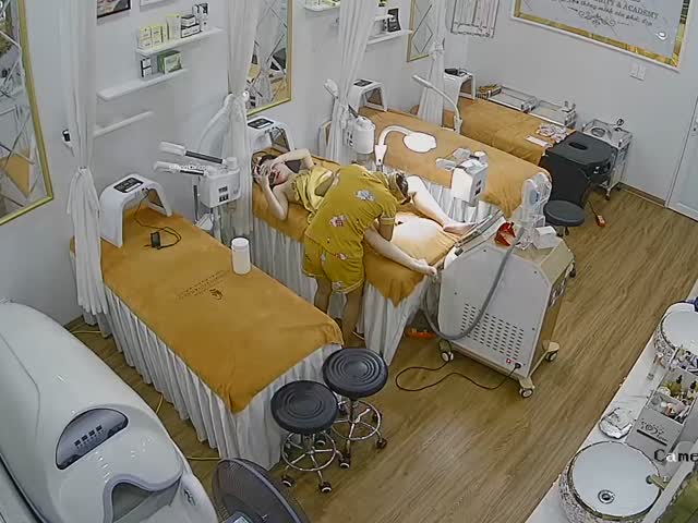 攝像頭偷看女顧客脫光衣