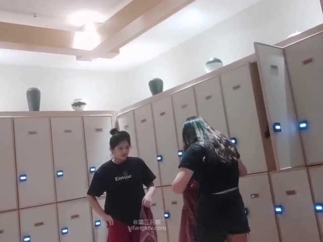 最新偷拍温泉会所更衣室