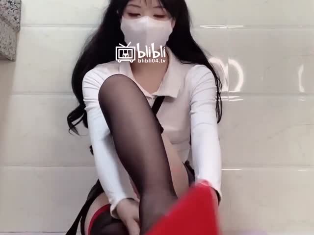 桃酱✨ 黑丝嫩妹粉乳翘臀蜂腰